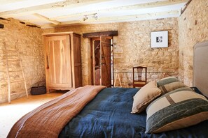 4 sovrum, skrivbord, strykjärn/strykbräda och resesäng