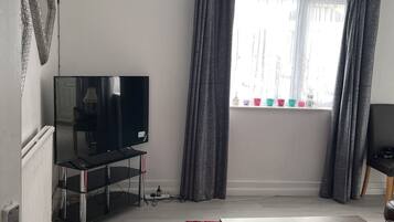 House, 2 Queen Beds | Living area