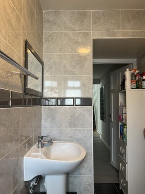 House, 2 Queen Beds | Bathroom | Shower, hair dryer, towels