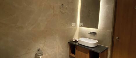 Un baño con inodoro, lavamanos y espejo.