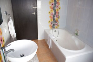 Deluxe Double Room | Bilik Mandi | Selipar 