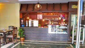 Uma área de bar com balcão, assentos e diversos itens de bar.