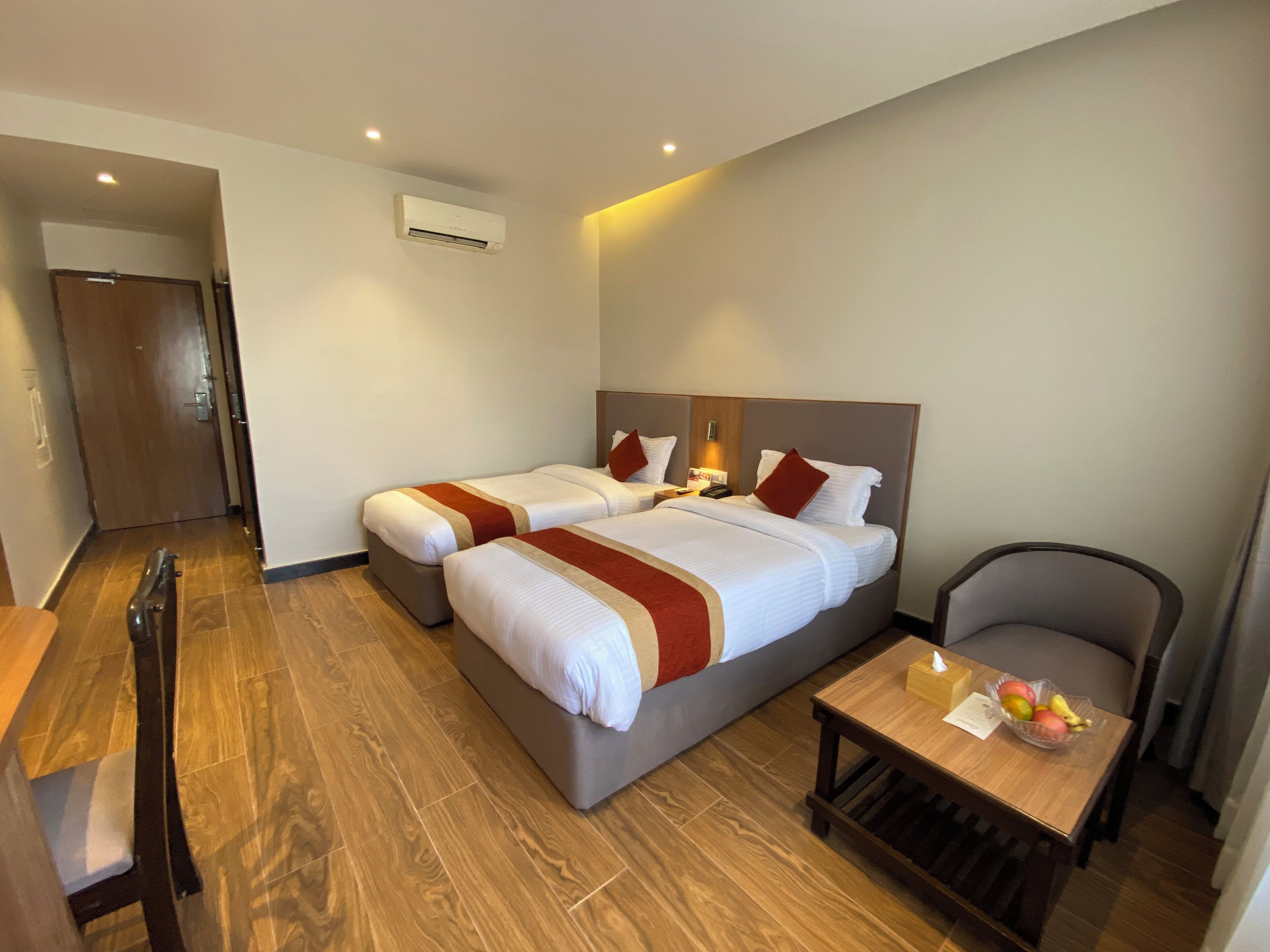 Quarto duplo luxo | Ferros/tábuas de passar roupa, Wi-Fi de cortesia