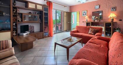Maison de vacances "Casa Teresa" avec vue sur les montagnes, terrasse privée et climatisation.