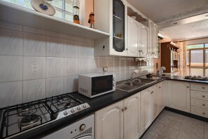 Frigorifero, microonde, forno, piano cottura