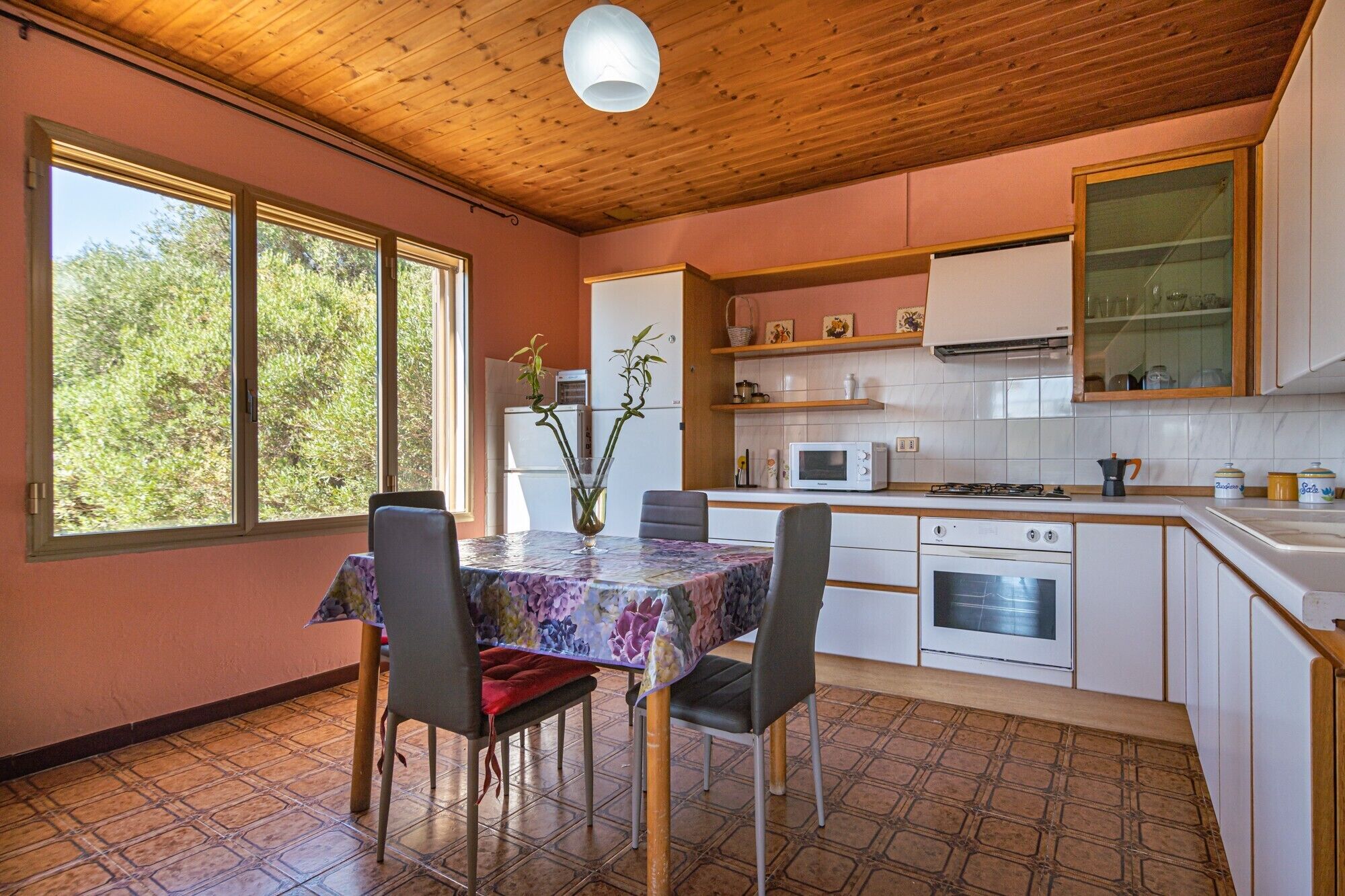 Frigorifero, microonde, forno, piano cottura