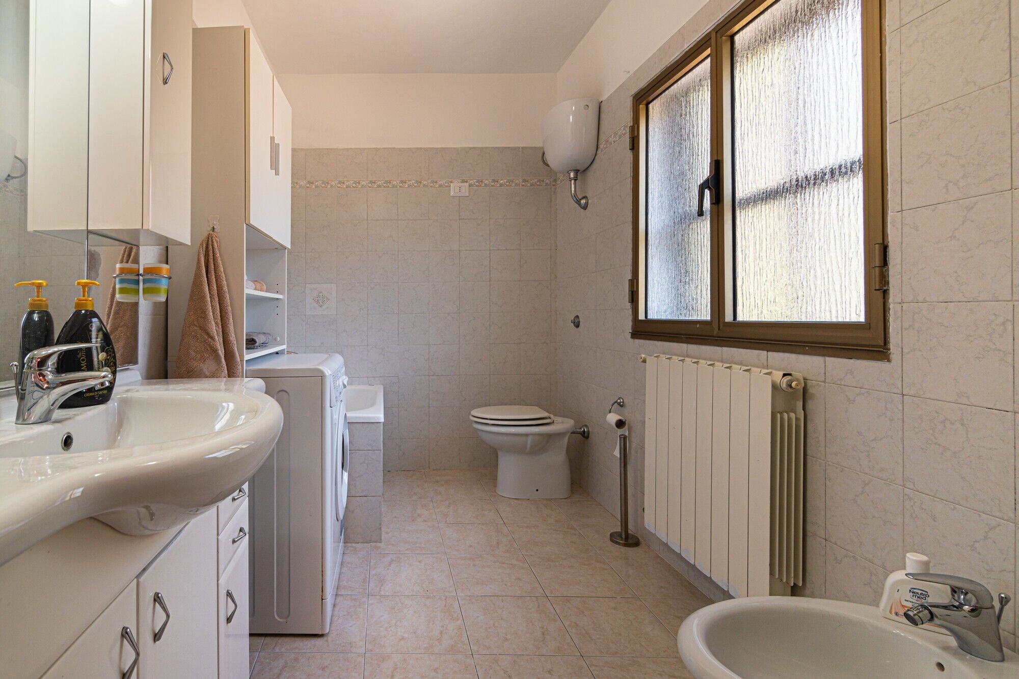 A bathroom with a sink, toilet, and bathtub.