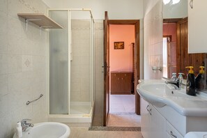 Badewanne, Haartrockner, Handtücher