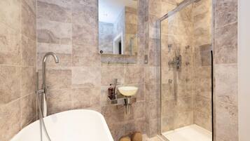 Badewanne, Haartrockner, Handtücher