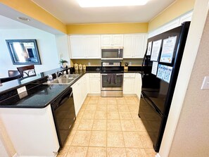 Kjøleskap, mikrobølgeovn, ovn og kokeplater