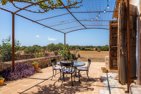 Speisen im Freien. Ferienhaus 'Son Julia' mit Pool und WLAN
