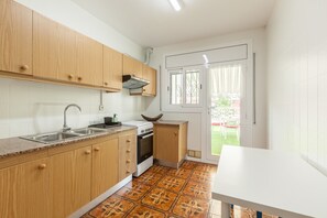 Fridge, microwave, oven, stovetop - Apartment Villa Mercedes with Terrace, Balcony & Wi-Fi (Rubi)