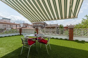 Outdoor dining - Apartment Villa Mercedes with Terrace, Balcony & Wi-Fi (Rubi)