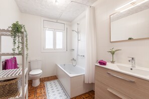 Baignoire, sèche-cheveux, serviettes fournies