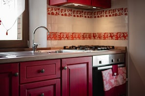 Fridge, oven, stovetop, coffee/tea maker