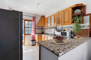 Kühlschrank, Mikrowelle, Herdplatte, Wasserkocher mit Kaffee-/Teezubehör