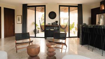 ๋ญ์
๋ฆฌ ํํธํ์ฐ์ค | ๊ฑฐ์ค ๊ณต๊ฐ | ๋์งํธ ์ฑ๋ ์์ฒญ์ด ๊ฐ๋ฅํ 32์ธ์น ์ค๋งํธ TV, TV, ์คํธ๋ฆฌ๋ฐ ์๋น์ค