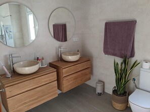 Dusche, Haartrockner, Handtücher