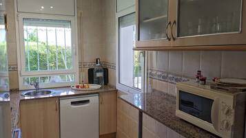 Een koelkast, een magnetron, een oven, een kookplaat