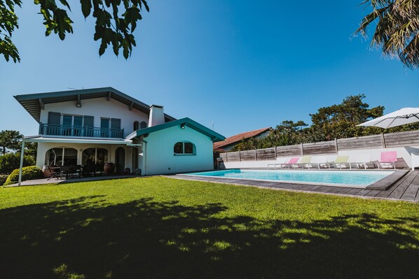 Outdoor pool, a heated pool - Grande Villa 220m², Anglet Chiberta, 10 Couchages, 200m des Plages (Anglet)
