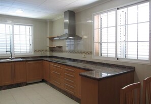 Fridge, microwave, oven, stovetop - Holiday Home 'Villa in Cullera Valencia' with Mountain View, Pool & Wi-Fi (Cullera)