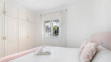 3 slaapkamers, een strijkplank/strijkijzer, gratis wifi, beddengoed