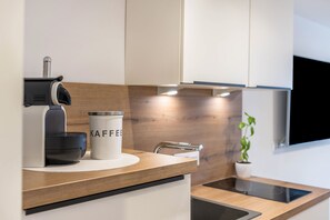 Køleskab, kogeplade, opvaskemaskine, kaffe-/temaskine