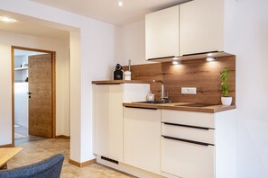 Refrigerador, parrilla de estufa, lavavajillas y cafetera y tetera 