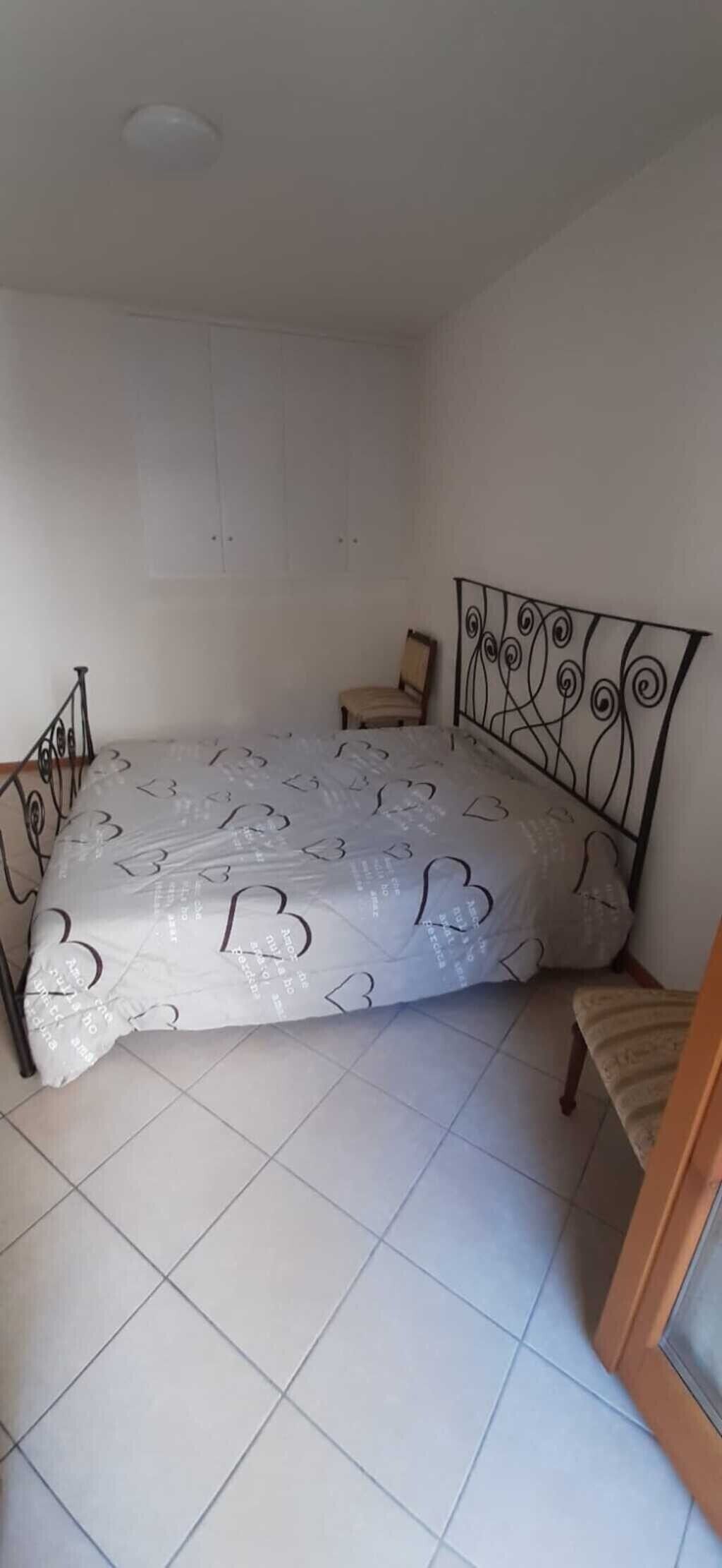 1 bedroom, bed sheets