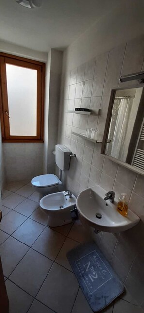Ducha, artículos de higiene personal gratuitos y secador de pelo