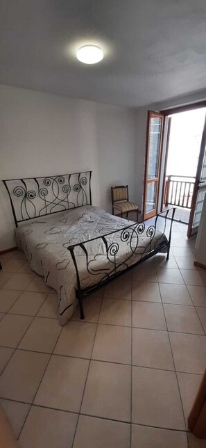 1 bedroom, bed sheets