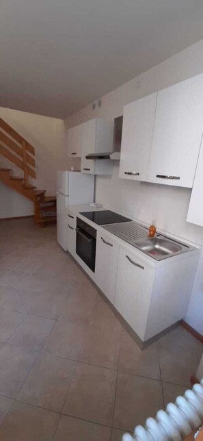 Fridge, oven, stovetop, coffee/tea maker