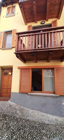 Exterior detail. Holiday Apartment 'Altopiano del Sole' with Balcony & Mountain View