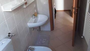 Douche, articles de toilette gratuits, sĂšche-cheveux