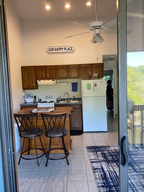 Geladeira, micro-ondas, fogão, cooktop