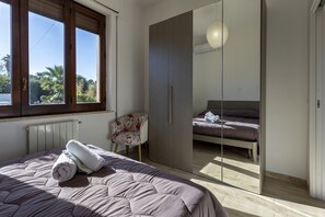 5 bedrooms, iron/ironing board, free WiFi, bed sheets - Villa Stella with Sea View, Garden & Wi-Fi (Marsala)