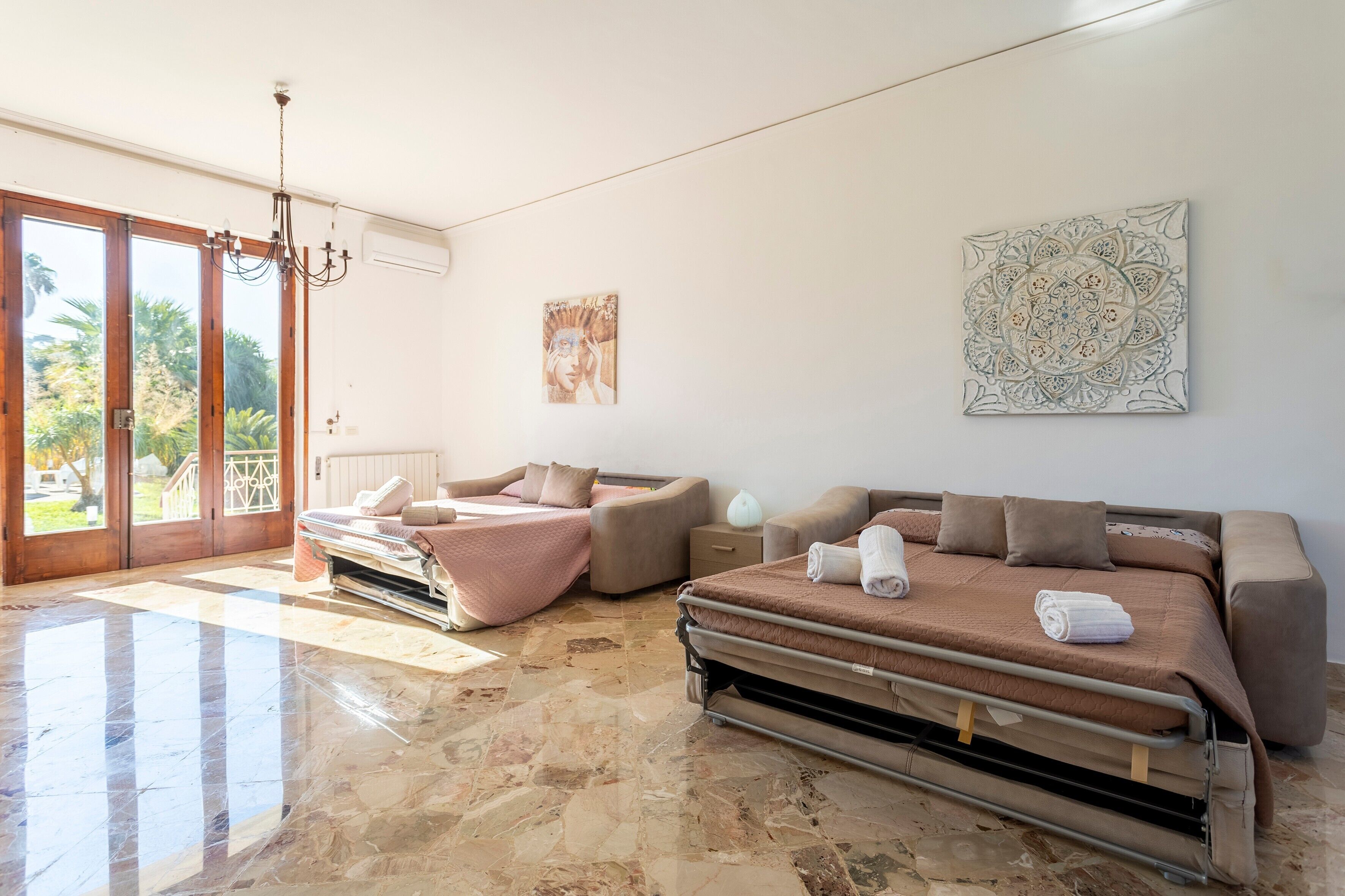 5 bedrooms, iron/ironing board, WiFi (free), bed sheets