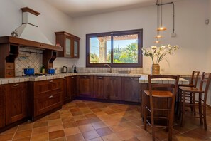 Fridge, oven, stovetop, dishwasher - Villa Stella with Sea View, Garden & Wi-Fi (Marsala)