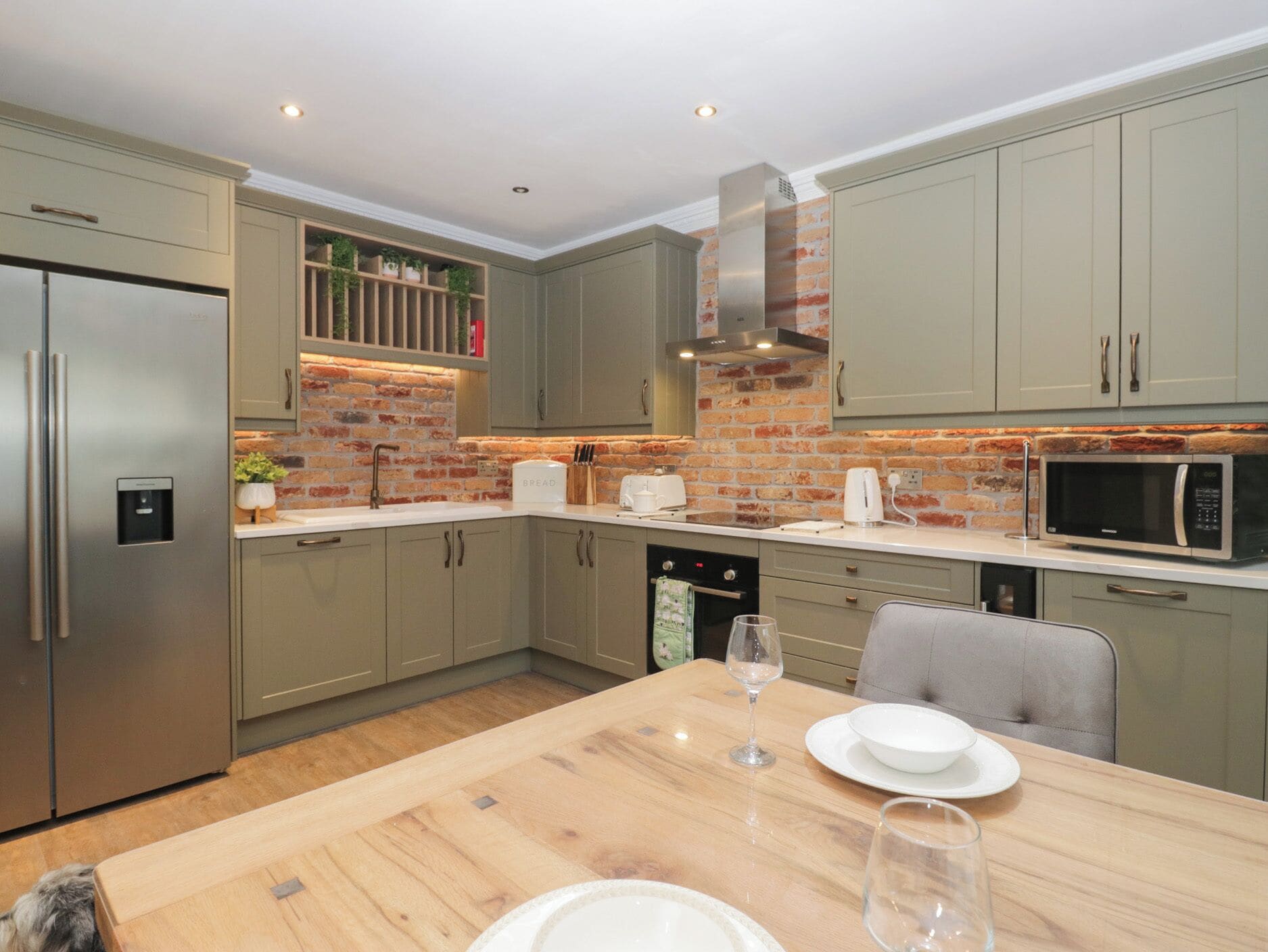 Cottage | Private kitchen | Dishwasher, cookware/dishes/utensils