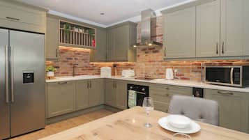 Cottage | Private kitchen | Dishwasher, cookware/dishes/utensils