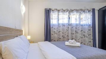 1 slaapkamer, een strijkplank/strijkijzer, gratis wifi, beddengoed