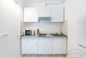 Een koelkast, een microgolfoven, een kookplaat