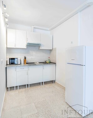 Een koelkast, een microgolfoven, een kookplaat