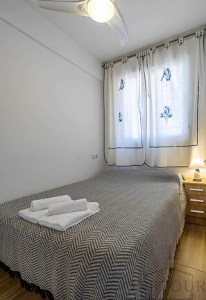 1 slaapkamer, een strijkplank/strijkijzer, gratis wifi, beddengoed