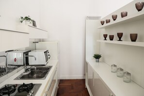 Kühlschrank, Mikrowelle, Wasserkocher mit Kaffee-/Teezubehör