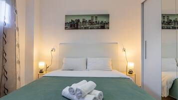 1 dormitorio, tabla de planchar con plancha, wifi y ropa de cama