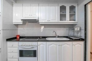 Frigorífico, microondas, horno y tostadora