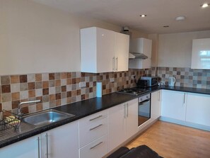 Apartamento, 1 cama Queen | Cozinha privada | Geladeira, micro-ondas, cooktop, chaleira elétrica