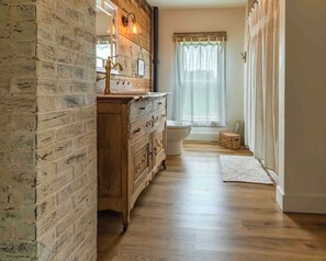 Combined shower/bathtub, hair dryer, towels - Little Dutch House - 100 Yr Old Restored Farmhouse (Pictou)