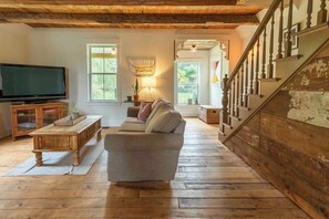 Smart TV, fireplace, video games, table tennis
